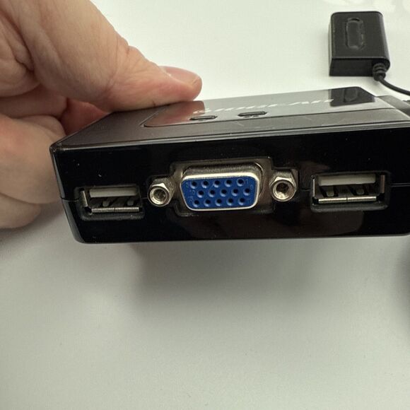 IOGEAR GCS22U 2-Port USB KVM Switch with Cables and Remote - Picture 3 of 6